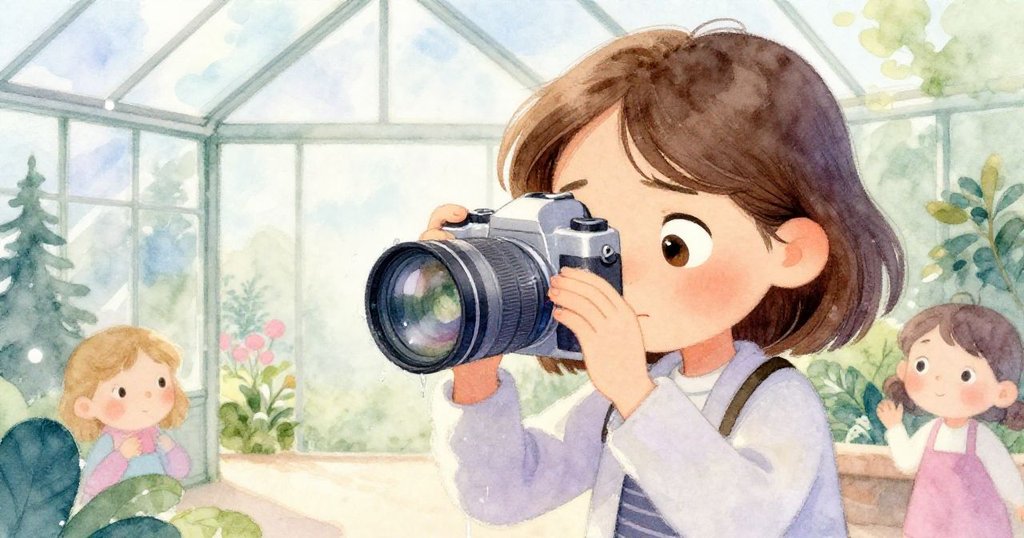 Leah專注凝視鏡頭，輕拭相機水氣，臉上流露堅定與奇異期待，背景是柔和溫室景致。