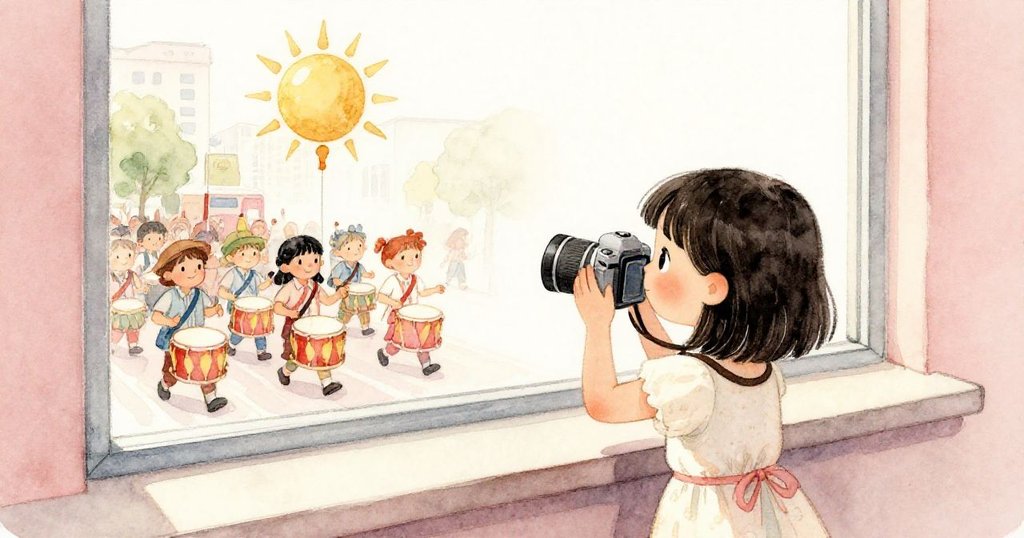 米拉站在空置辦公室窗台上，透過相機捕捉遊行熱鬧場面，窗外見金色氣球與鼓樂，臉上滿是滿足與喜悅。