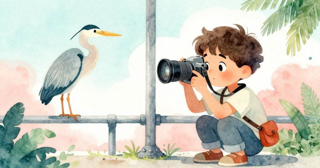 米洛蹲在鋼支架後擦拭相機鏡頭,旁邊鷺鳥靜靜停在欄杆上,晨光溫柔映照出寧靜與期盼。