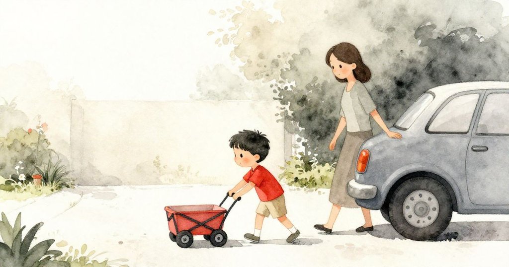 班恩在明亮的車道上推著手推車，背景有母親的車子，充滿期待與愉悅，展現故事開端。