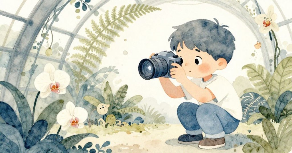 Milo蹲在溫室中，與蘭花蕨類相伴，謹慎調整相機，專注捕捉自然神秘瞬間，充滿期待與細緻專注。