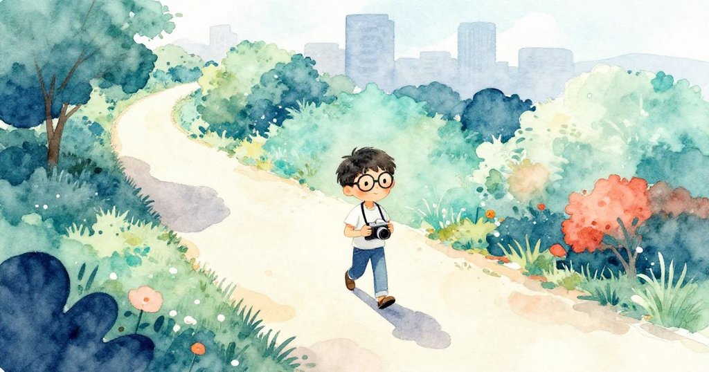 提姆在陽光小徑上行走並拿著相機,鳥瞰視角呈現綠意與藍天,神情充滿期待與探索。