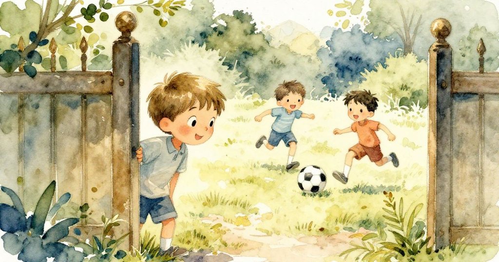 本正站在花園門口透過縫隙觀察，見兩個孩子在戶外快樂踢球，活力四射，神情充滿好奇與喜悅。