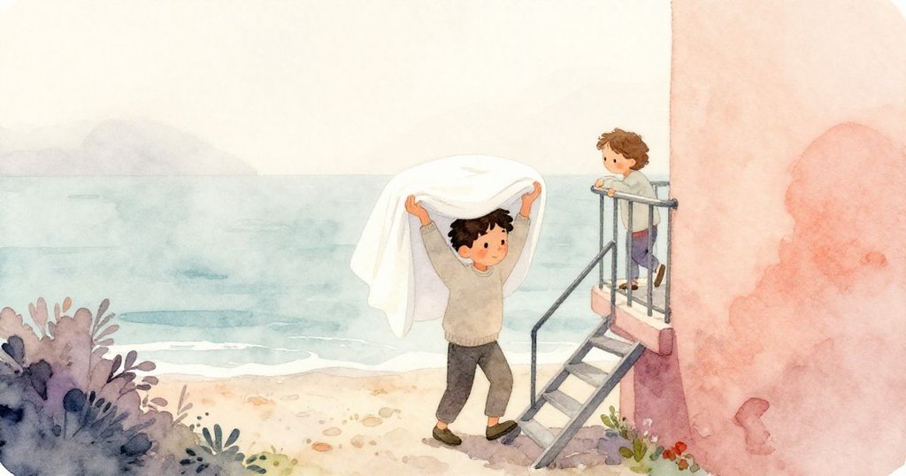 喬爾在晨霧中攜帶濕白布上階梯前往海邊陽台，霧氣籠罩背景，神情專注而滿懷期待，展開故事開端。