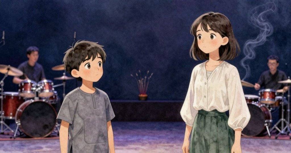 演出後舞台寧靜,鼓手放鬆倚靠樂器,柔和燈光下香煙輕繞,整體畫面呈現平靜餘韻與溫馨寧和