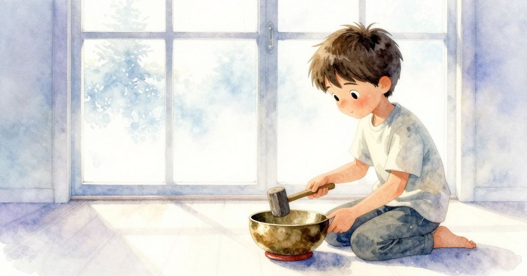 帕默在門口觀察,仁正用皮製錘敲擊青銅唱碗,房間內晨霧繚繞,神情專注且平靜