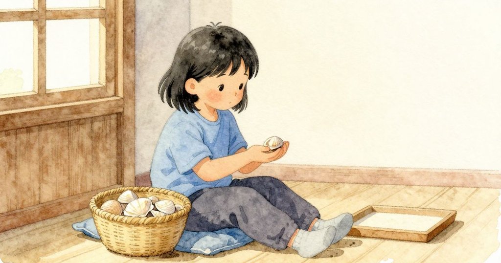 年長的手足坐在靠墊上,掌心托著一枚小貝殼,身旁放著裝滿貝殼的淺籃;窗邊的暖光鋪在地面與籐編的色澤上。
